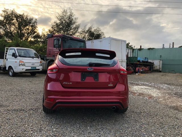 FORD Focus 1.5T頂級運動型 LED日行燈尾燈HID頭燈，6安、摸門、方向盤快控鍵+撥片、定速、盲點  第6張相片