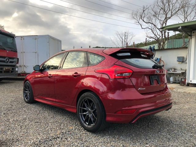 FORD Focus 1.5T頂級運動型 LED日行燈尾燈HID頭燈，6安、摸門、方向盤快控鍵+撥片、定速、盲點  第7張相片