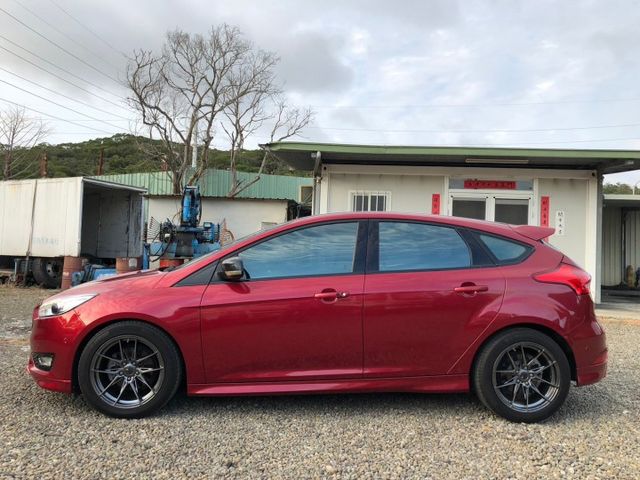FORD Focus 1.5T頂級運動型 LED日行燈尾燈HID頭燈，6安、摸門、方向盤快控鍵+撥片、定速、盲點  第8張相片