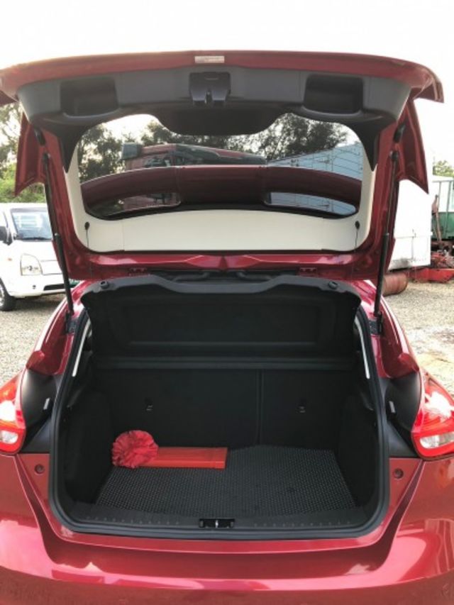 FORD Focus 1.5T頂級運動型 LED日行燈尾燈HID頭燈，6安、摸門、方向盤快控鍵+撥片、定速、盲點  第9張相片