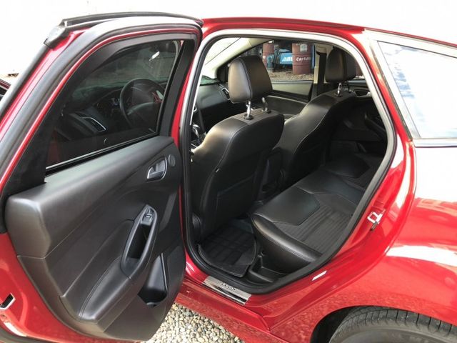 FORD Focus 1.5T頂級運動型 LED日行燈尾燈HID頭燈，6安、摸門、方向盤快控鍵+撥片、定速、盲點  第11張相片