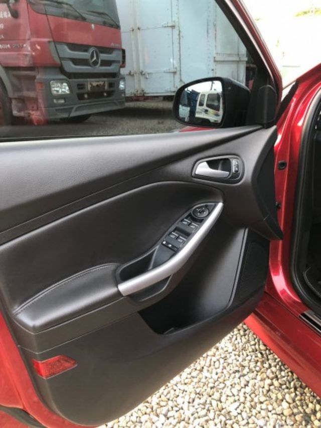 FORD Focus 1.5T頂級運動型 LED日行燈尾燈HID頭燈，6安、摸門、方向盤快控鍵+撥片、定速、盲點  第12張相片