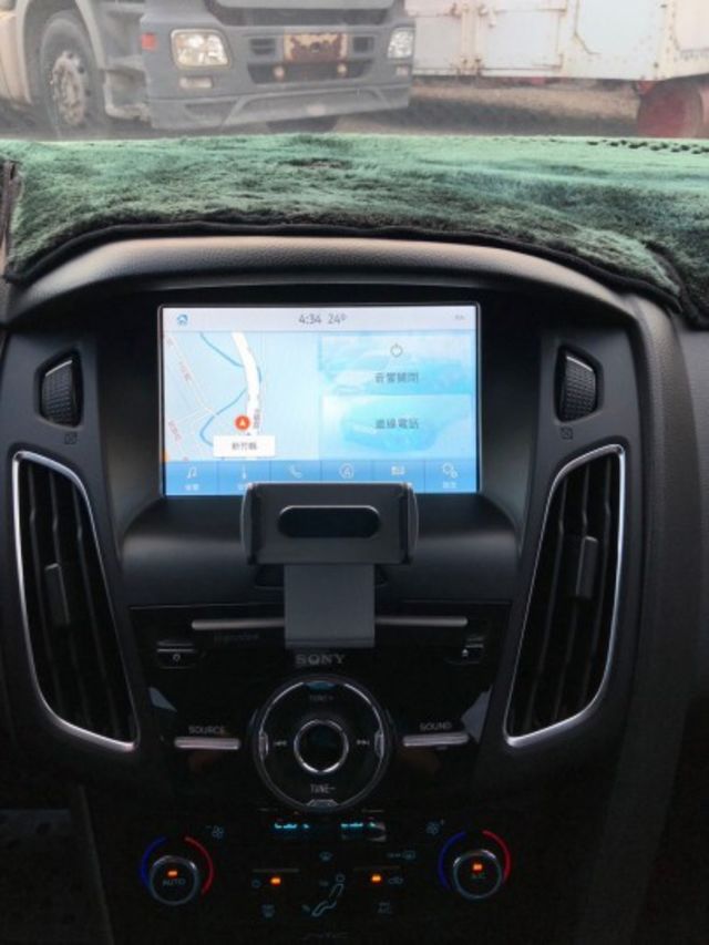 FORD Focus 1.5T頂級運動型 LED日行燈尾燈HID頭燈，6安、摸門、方向盤快控鍵+撥片、定速、盲點  第14張相片