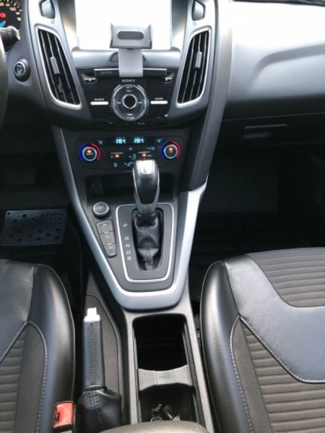 FORD Focus 1.5T頂級運動型 LED日行燈尾燈HID頭燈，6安、摸門、方向盤快控鍵+撥片、定速、盲點  第15張相片