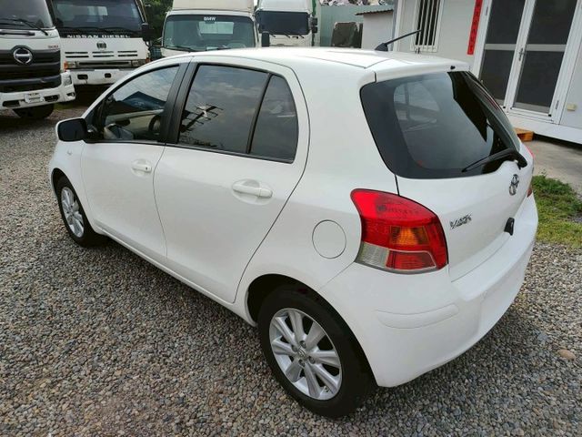 女性最愛小車白色YARIS，超低里程代步首選。  第3張相片
