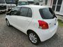 女性最愛小車白色YARIS，超低里程代步首選。  第3張縮圖