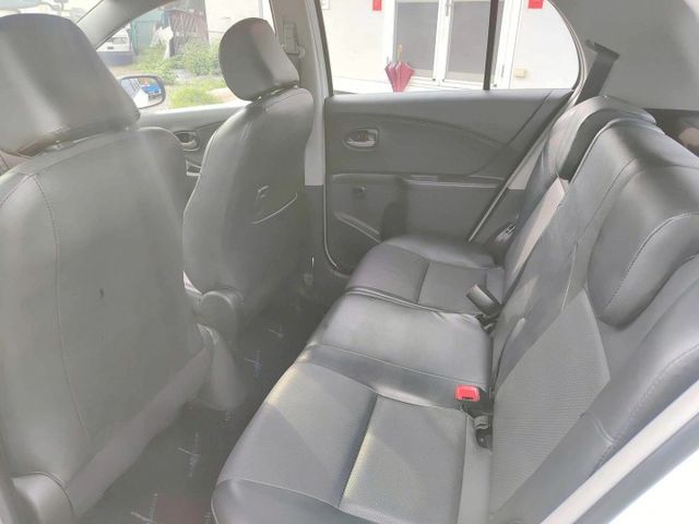 女性最愛小車白色YARIS，超低里程代步首選。  第9張相片