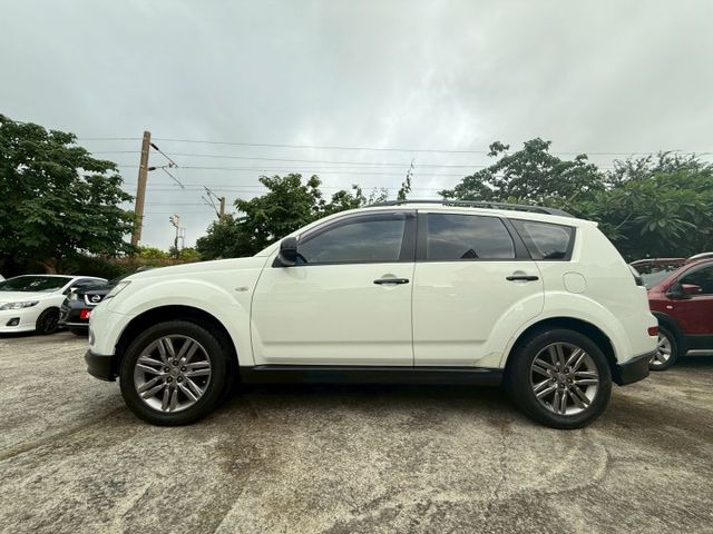 ASC+TCL+ABS+EBD+BAS完整主動防護、行李頂架、感應頭燈、定速、恆溫，超值SUV!  第2張相片