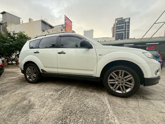 ASC+TCL+ABS+EBD+BAS完整主動防護、行李頂架、感應頭燈、定速、恆溫，超值SUV!  第5張相片