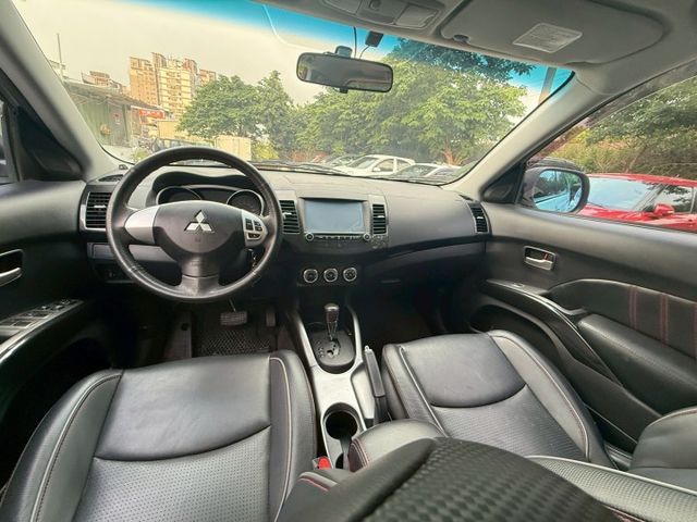 ASC+TCL+ABS+EBD+BAS完整主動防護、行李頂架、感應頭燈、定速、恆溫，超值SUV!  第10張相片