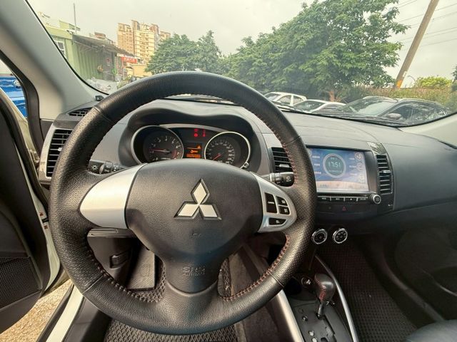 ASC+TCL+ABS+EBD+BAS完整主動防護、行李頂架、感應頭燈、定速、恆溫，超值SUV!  第11張相片