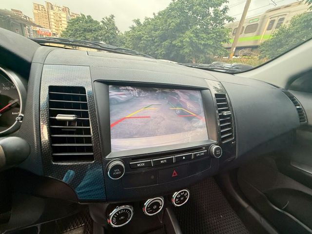 ASC+TCL+ABS+EBD+BAS完整主動防護、行李頂架、感應頭燈、定速、恆溫，超值SUV!  第12張相片