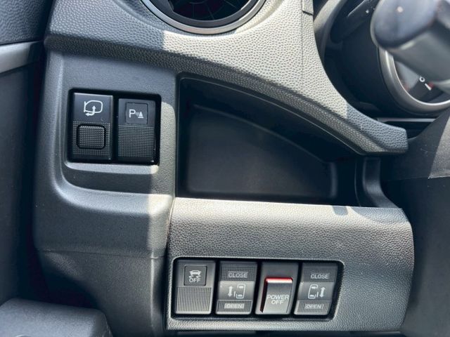 正常里程~新車98.9萬超經濟實惠的七人座MPV、雙電動側滑門上下車超方便、前後錄行車紀錄器超放心  第15張相片