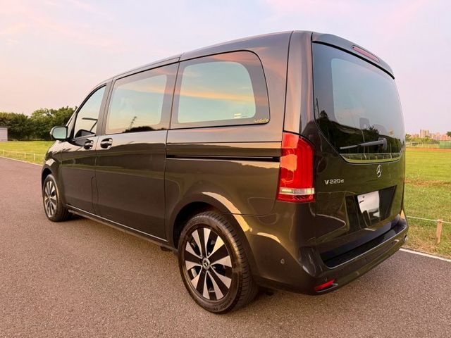 車室為2+2+3 七人座標準配置之第二排座椅採取左右兩側獨立設計，提供尊榮的乘坐禮遇  第3張相片