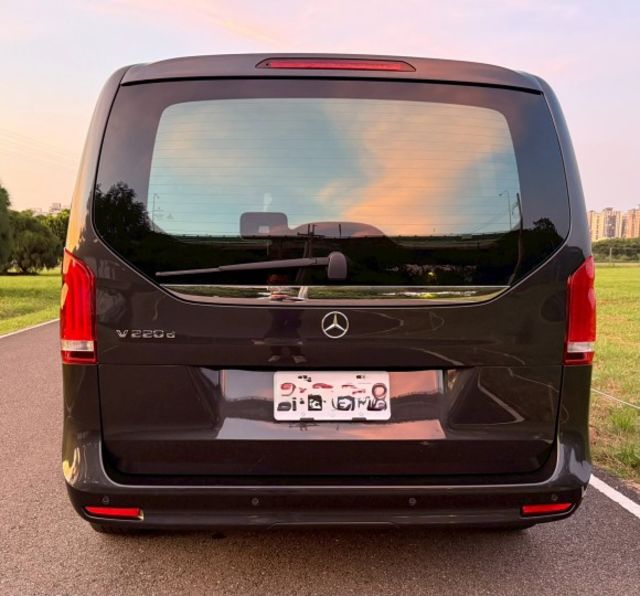 車室為2+2+3 七人座標準配置之第二排座椅採取左右兩側獨立設計，提供尊榮的乘坐禮遇  第4張相片