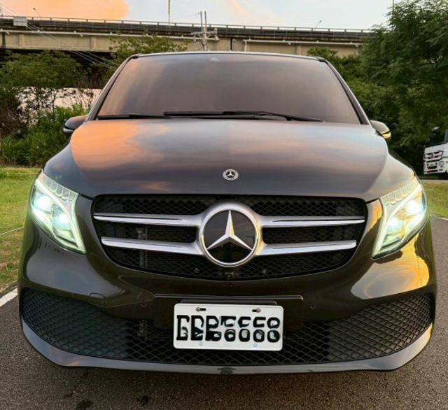 車室為2+2+3 七人座標準配置之第二排座椅採取左右兩側獨立設計，提供尊榮的乘坐禮遇  第7張相片