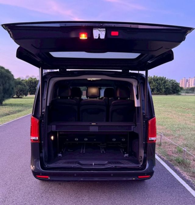 車室為2+2+3 七人座標準配置之第二排座椅採取左右兩側獨立設計，提供尊榮的乘坐禮遇  第8張相片