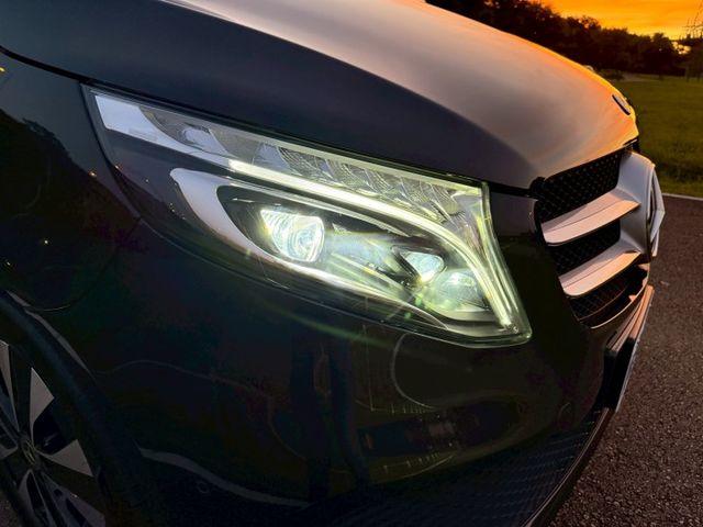 車室為2+2+3 七人座標準配置之第二排座椅採取左右兩側獨立設計，提供尊榮的乘坐禮遇  第9張相片