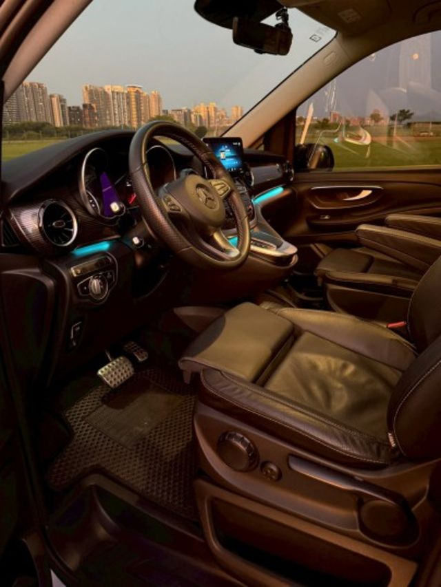 車室為2+2+3 七人座標準配置之第二排座椅採取左右兩側獨立設計，提供尊榮的乘坐禮遇  第13張相片