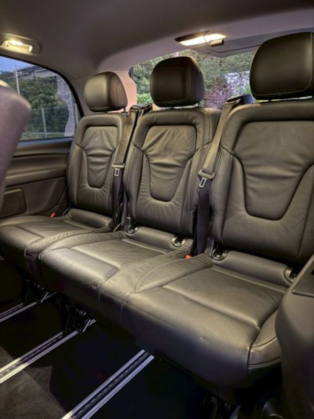 車室為2+2+3 七人座標準配置之第二排座椅採取左右兩側獨立設計，提供尊榮的乘坐禮遇  第15張相片