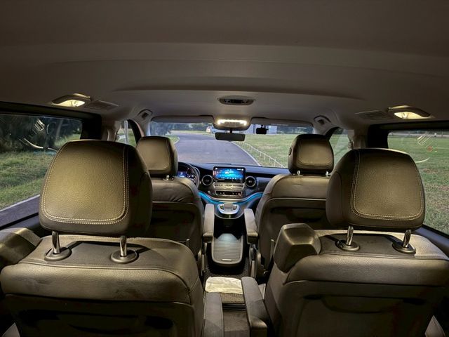 車室為2+2+3 七人座標準配置之第二排座椅採取左右兩側獨立設計，提供尊榮的乘坐禮遇  第16張相片