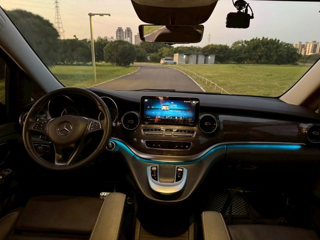 車室為2+2+3 七人座標準配置之第二排座椅採取左右兩側獨立設計，提供尊榮的乘坐禮遇  第17張相片