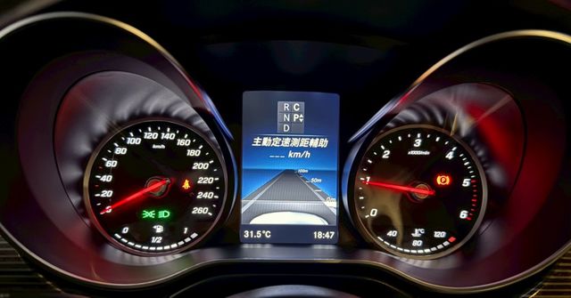 車室為2+2+3 七人座標準配置之第二排座椅採取左右兩側獨立設計，提供尊榮的乘坐禮遇  第19張相片