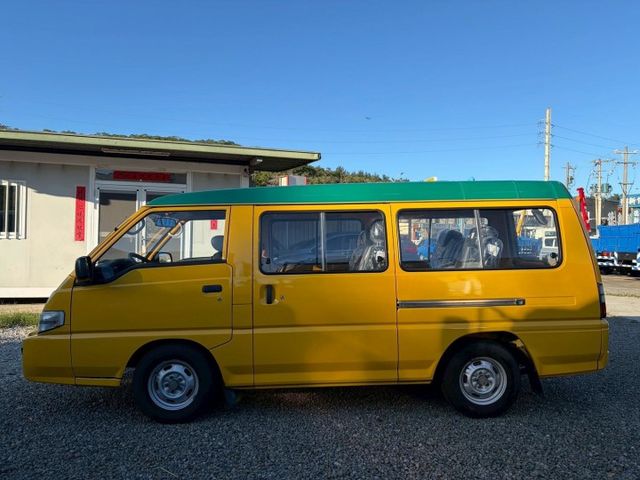 娃娃車政府規範原廠保養、載小朋友無載重、惡操問題、車況好~!內裝乾淨、外觀佳已改回八人座(全新座椅)  第2張相片