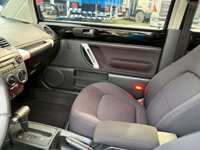 福斯經典時尚小車、金龜車，稀有黑色經典收藏，車況好氣氛佳、內外乾淨漂亮、歡迎鑑賞。  第12張相片