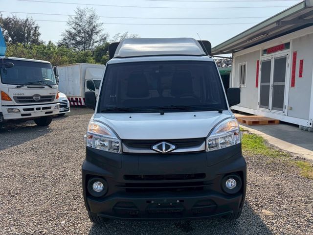 自排發財車！！有雙安、盲點偵測、循跡防滑、抬頭顯示、方向盤快控、定速巡航、胎壓顯示、前後行車紀錄器、倒車顯影。  第8張相片