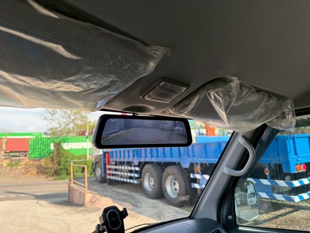 自排發財車！！有雙安、盲點偵測、循跡防滑、抬頭顯示、方向盤快控、定速巡航、胎壓顯示、前後行車紀錄器、倒車顯影。  第14張相片