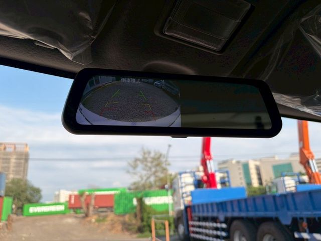 自排發財車！！有雙安、盲點偵測、循跡防滑、抬頭顯示、方向盤快控、定速巡航、胎壓顯示、前後行車紀錄器、倒車顯影。  第15張相片