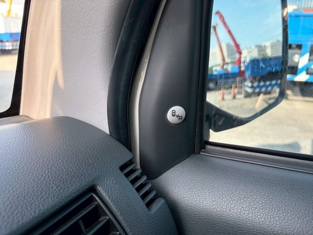 自排發財車！！有雙安、盲點偵測、循跡防滑、抬頭顯示、方向盤快控、定速巡航、胎壓顯示、前後行車紀錄器、倒車顯影。  第16張相片