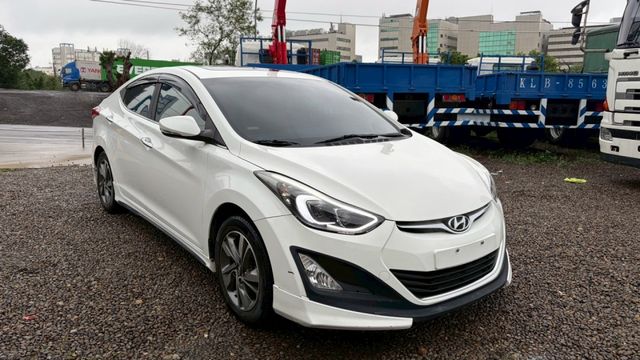 擁有六顆SRS安全氣囊、整合式車身動態管理系統以及多重駕馭模式!免鑰匙啟動車門鎖、抬頭顯示器、頭燈雨刷感應、電動天窗、方  第3張相片