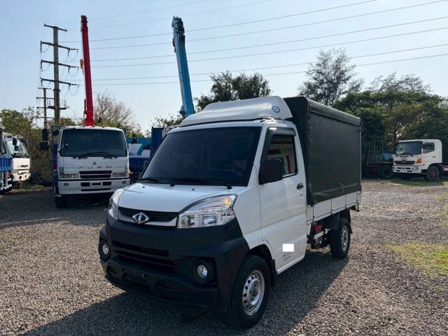 自排發財車！！有雙安、盲點偵測、循跡防滑、抬頭顯示、方向盤快控、定速巡航、胎壓顯示、前後行車紀錄器、倒車顯影。  第1張相片