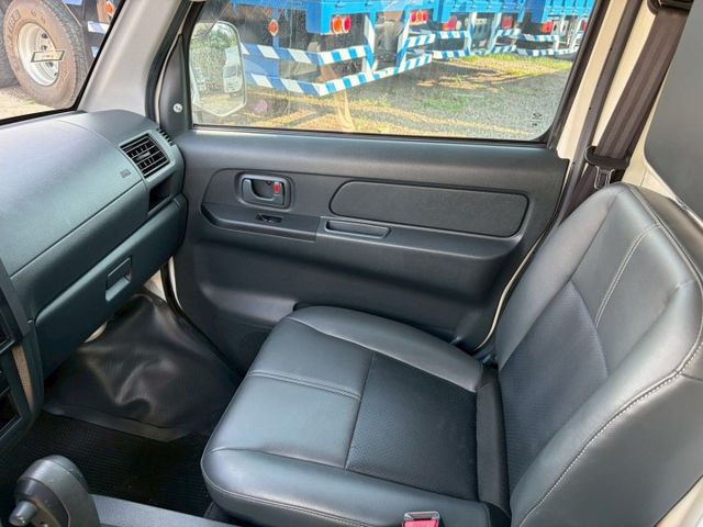 自排發財車！！有雙安、盲點偵測、循跡防滑、抬頭顯示、方向盤快控、定速巡航、胎壓顯示、前後行車紀錄器、倒車顯影。  第13張相片