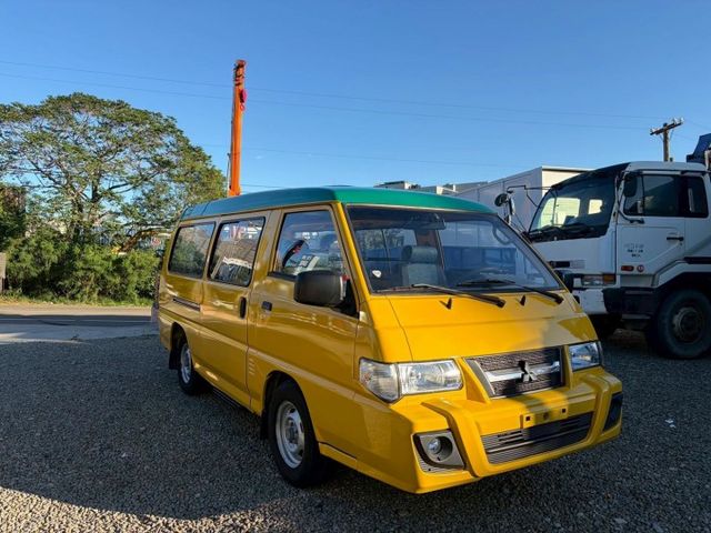 娃娃車政府規範原廠保養、載小朋友無載重、惡操問題、車況好~!內裝乾淨、外觀佳已改回八人座(全新座椅)  第6張相片