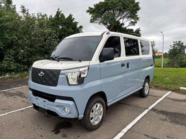 雙色熱門廂車來啦~加裝JHY安卓主機、 選配原廠霧燈、碳纖維飾板、全車FSK冰鑽隔熱紙、  第1張相片