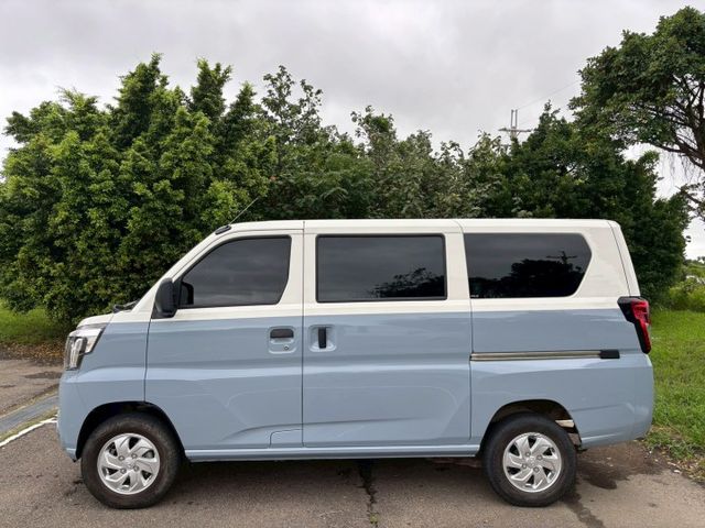 雙色熱門廂車來啦~加裝JHY安卓主機、 選配原廠霧燈、碳纖維飾板、全車FSK冰鑽隔熱紙、  第2張相片