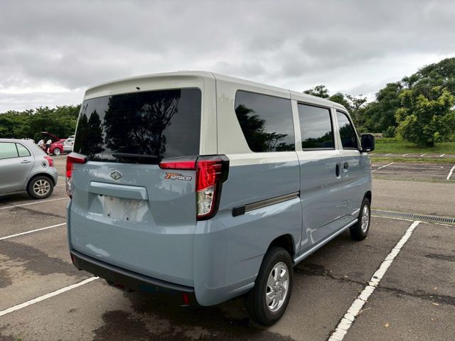 雙色熱門廂車來啦~加裝JHY安卓主機、 選配原廠霧燈、碳纖維飾板、全車FSK冰鑽隔熱紙、  第5張相片