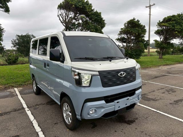 雙色熱門廂車來啦~加裝JHY安卓主機、 選配原廠霧燈、碳纖維飾板、全車FSK冰鑽隔熱紙、  第7張相片
