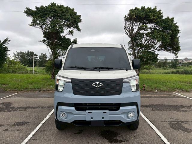 雙色熱門廂車來啦~加裝JHY安卓主機、 選配原廠霧燈、碳纖維飾板、全車FSK冰鑽隔熱紙、  第8張相片
