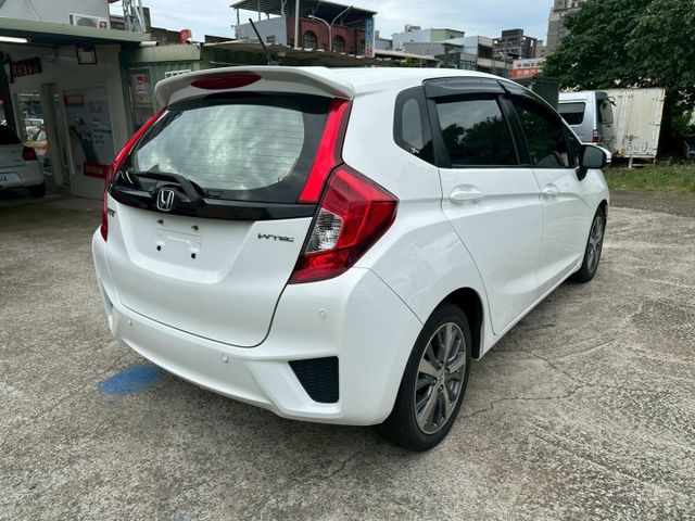 車況漂亮、內外整潔，經過專業認證檢查， 再享五大系統保固，買得安心、開得放心！  第5張相片