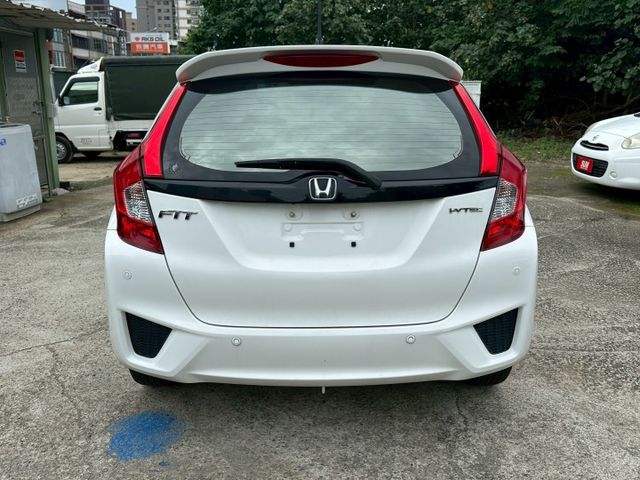 車況漂亮、內外整潔，經過專業認證檢查， 再享五大系統保固，買得安心、開得放心！  第6張相片
