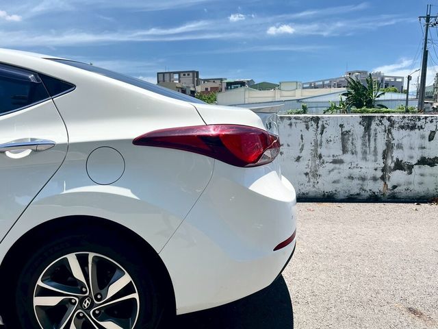 HYUNDAI現代 ELANTRA  第7張相片