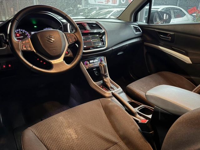『SX4 GLX』｜免鑰匙｜摸門解鎖｜定速巡航｜巡跡防滑｜盲點偵測｜倒車顯影｜盲點偵測｜衛星導航｜恆溫空調｜  第3張相片