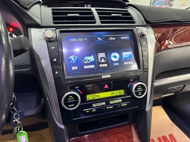 『CAMRY 經典版』｜影音主機｜倒車顯影｜後座出風口｜雙區恆溫空調｜抬頭顯示器｜  第9張相片