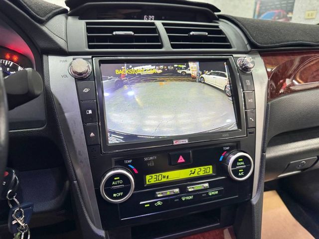 『CAMRY 經典版』｜影音主機｜倒車顯影｜後座出風口｜雙區恆溫空調｜抬頭顯示器｜  第10張相片