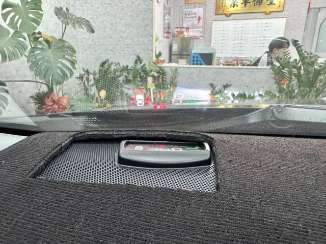 『CAMRY 經典版』｜影音主機｜倒車顯影｜後座出風口｜雙區恆溫空調｜抬頭顯示器｜  第12張相片