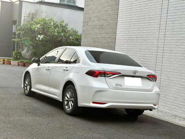 『ALTIS 豪華+版』｜ACC跟車｜摸門解鎖｜免鑰匙｜恆溫空調｜影音主機｜倒車顯影｜後座出風口｜抬頭顯示器  第3張相片